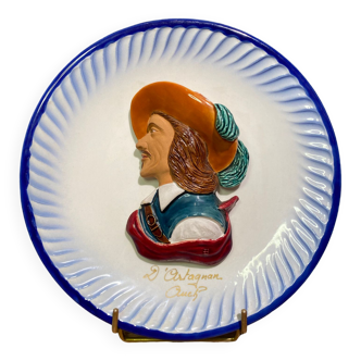 Earthenware plate with low relief decoration with the profile of d'Artagnan