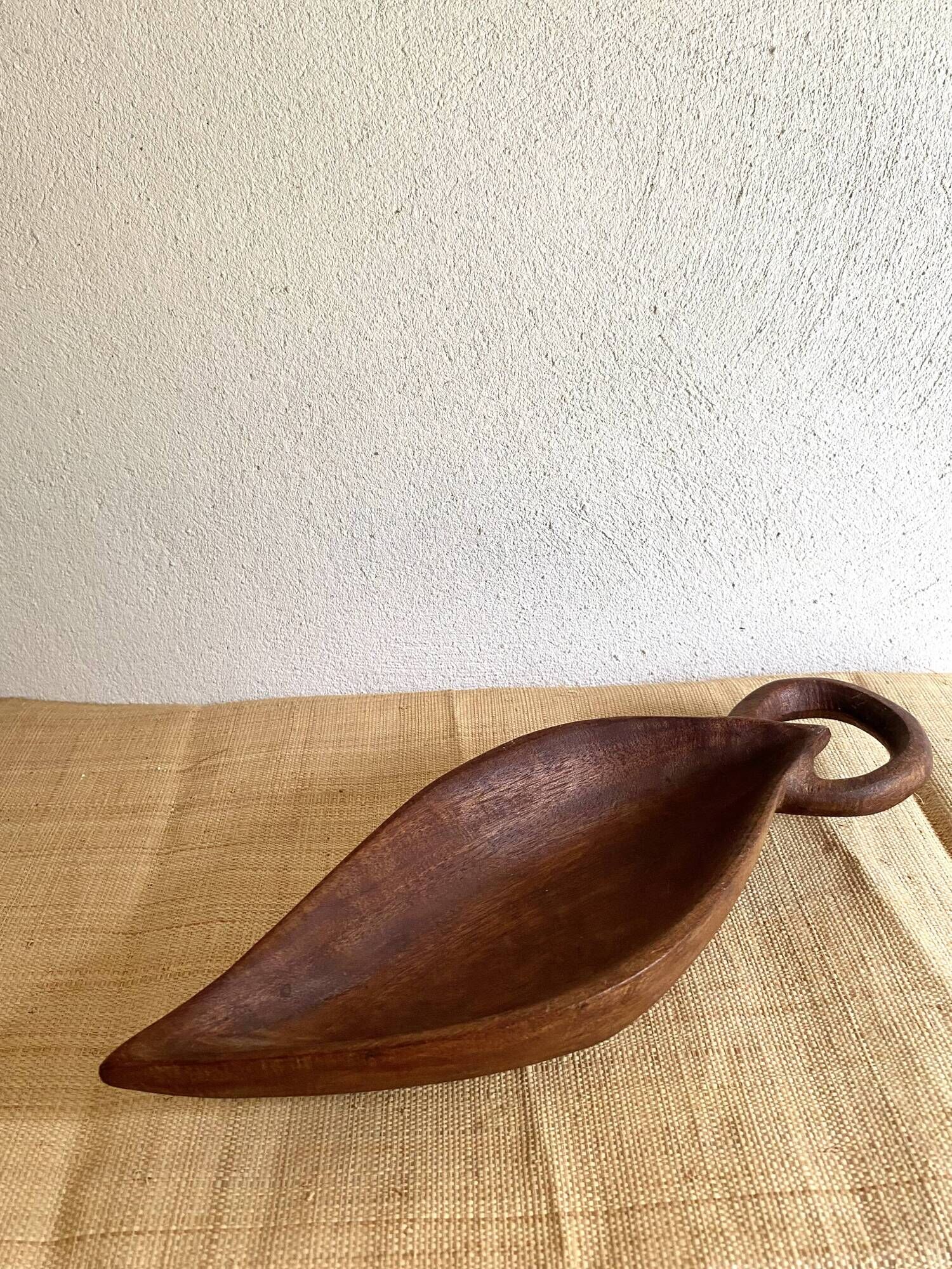 Wooden plate sculpted piece