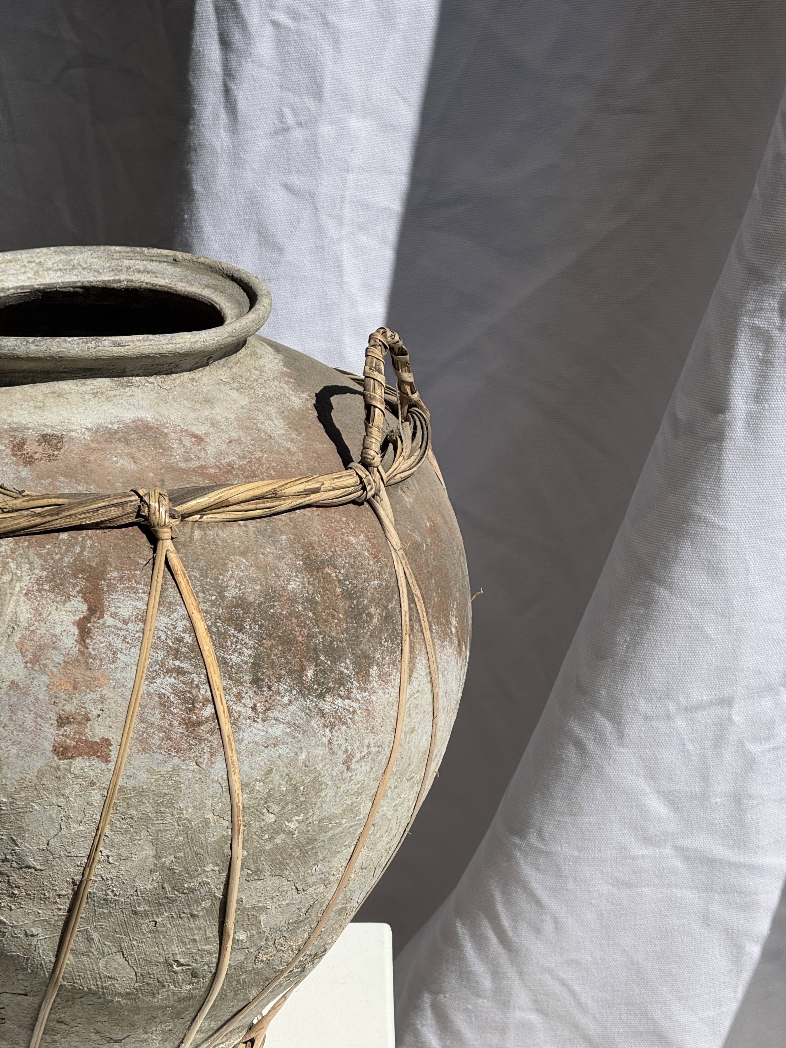 Grand pot en terre cuite gris et rouge à anses et croisillons en rotin H42