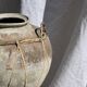 Grand pot en terre cuite gris et rouge à anses et croisillons en rotin H42