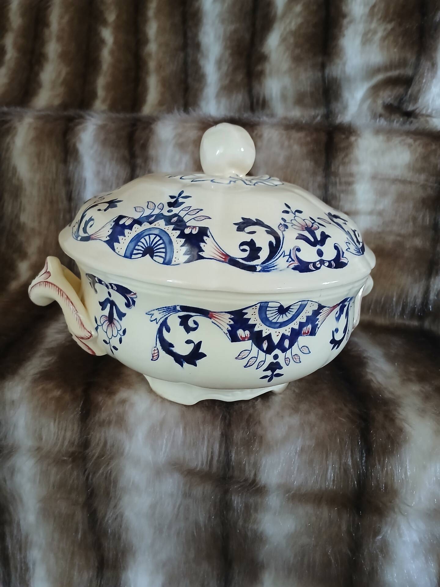 Small soup tureen in Longchamp ironstone.