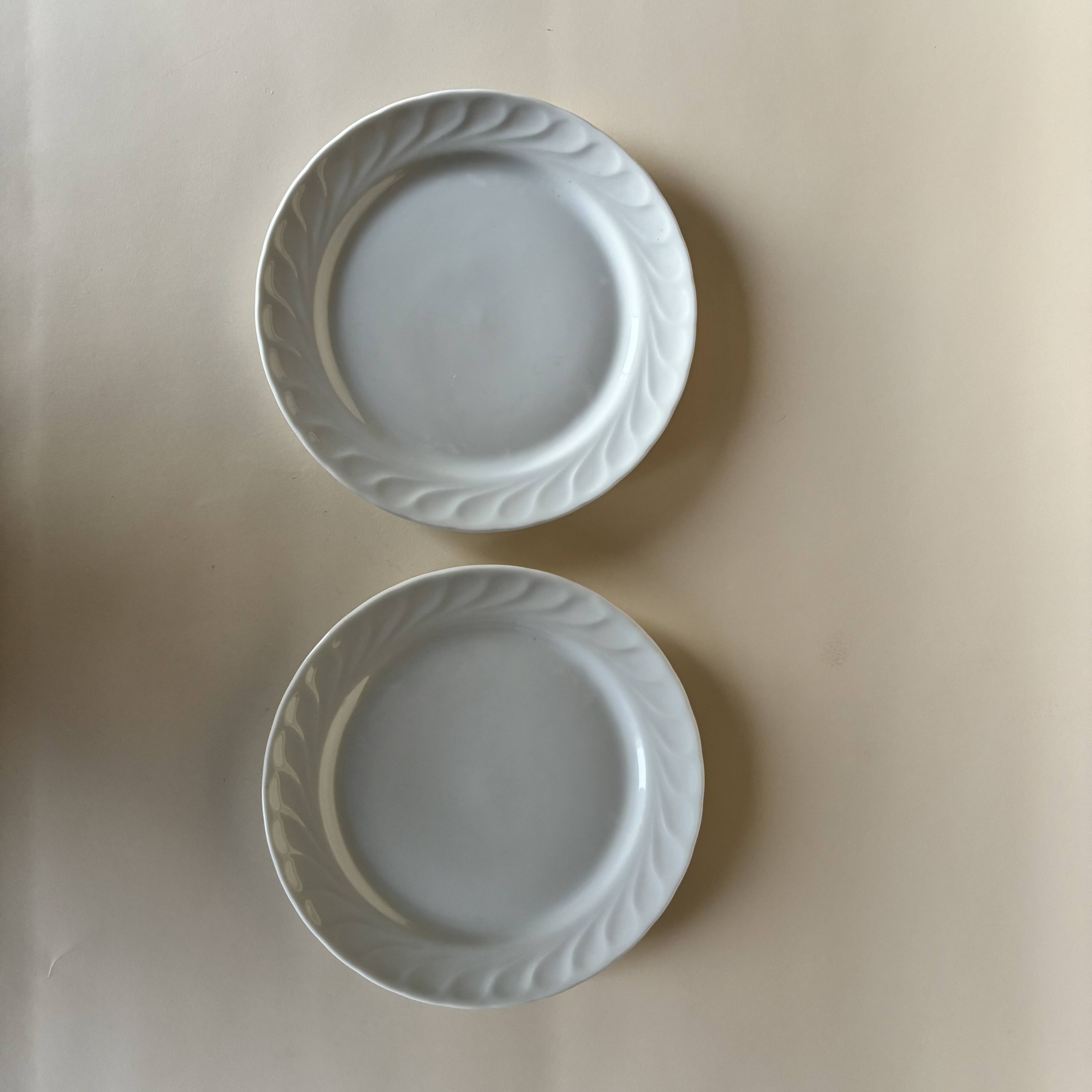 Set of 2 white plates