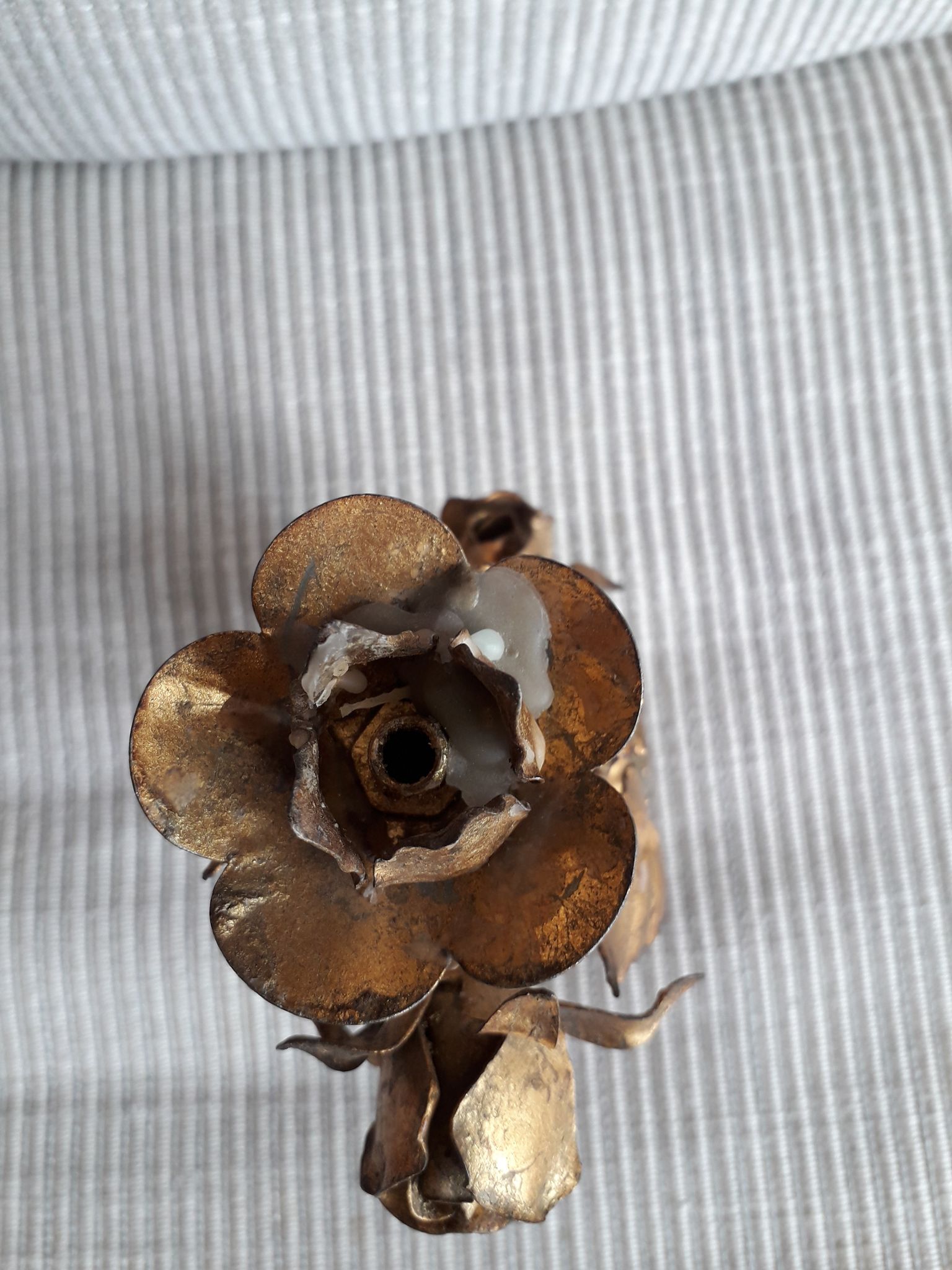 Vintage vegetable candle holder with a decoration of roses and golden leaves