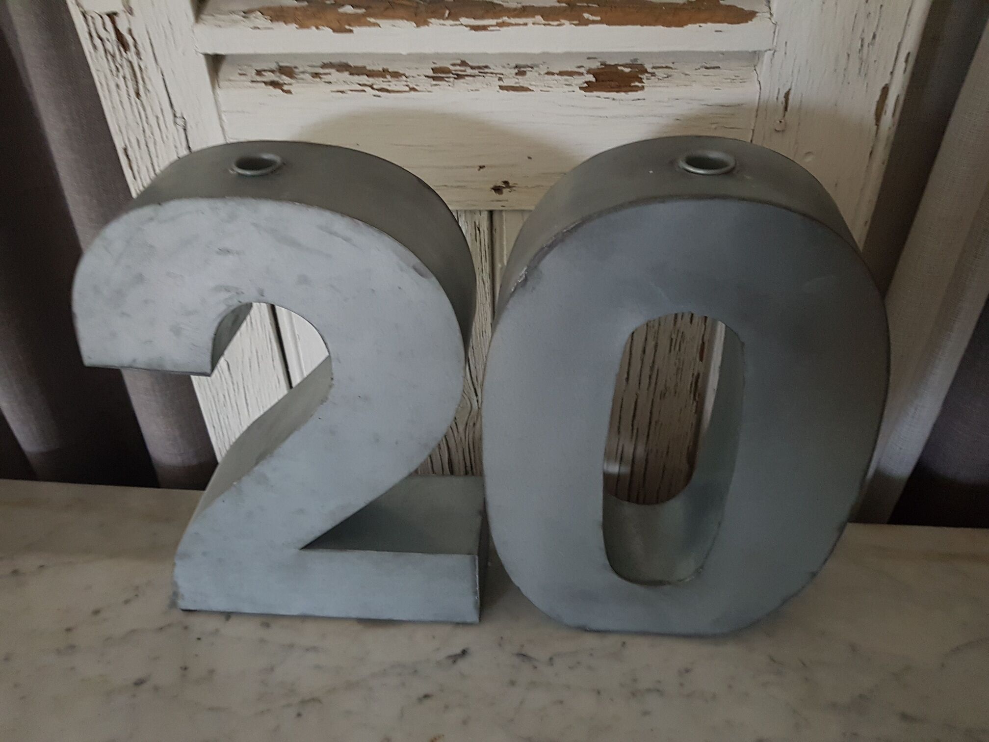 Number 2 and 0 in zinc