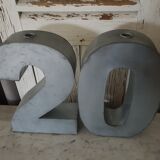 Number 2 and 0 in zinc