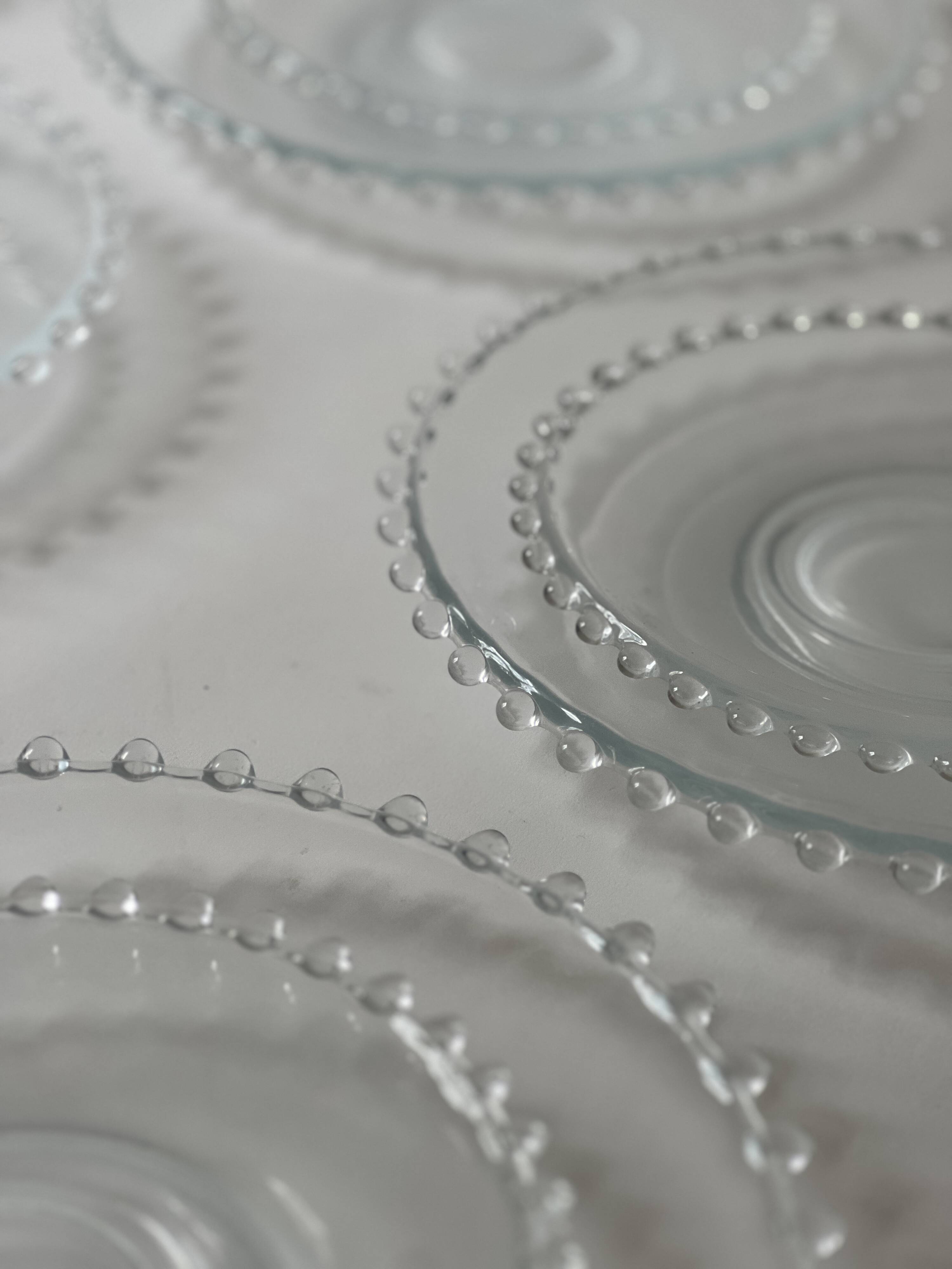 19-piece set of plates and dessert plates in bubbled glass