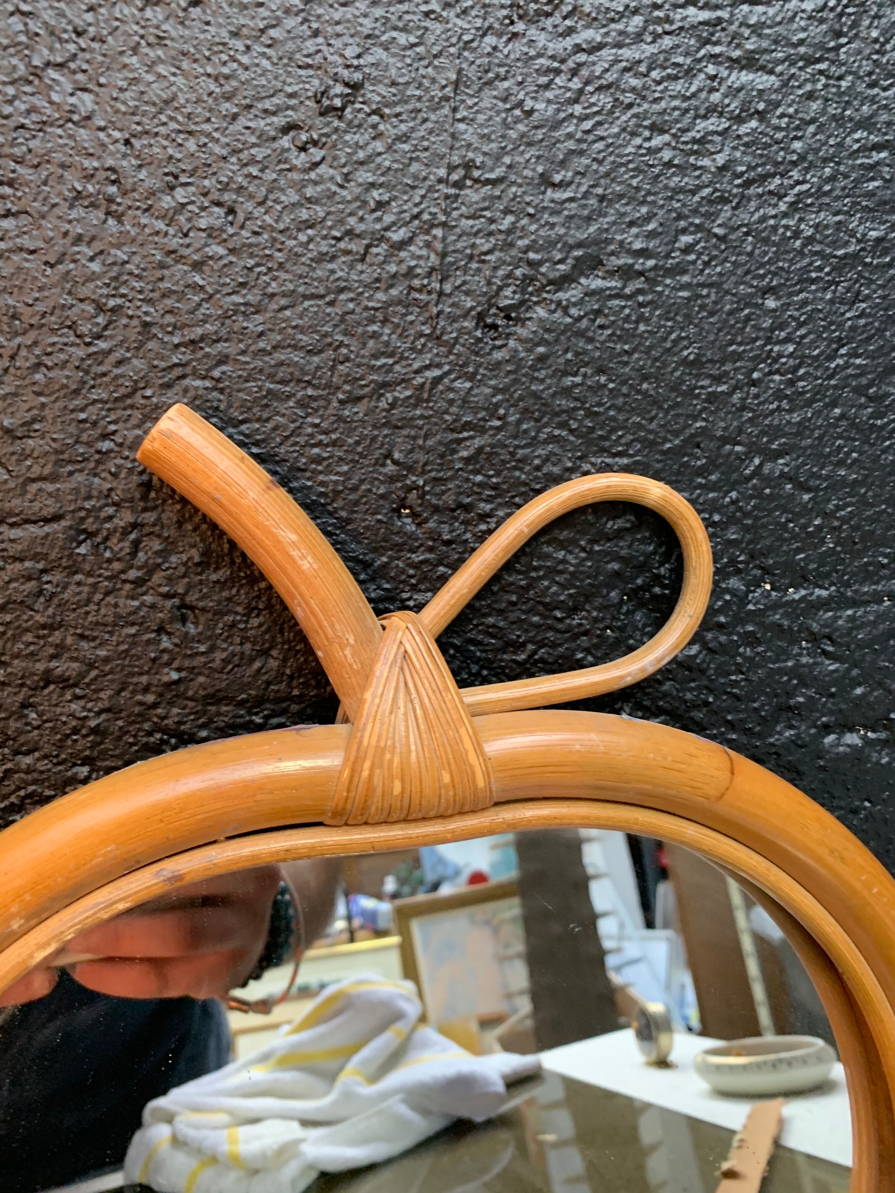Paire de miroirs en rotin à décor de pomme  vintage