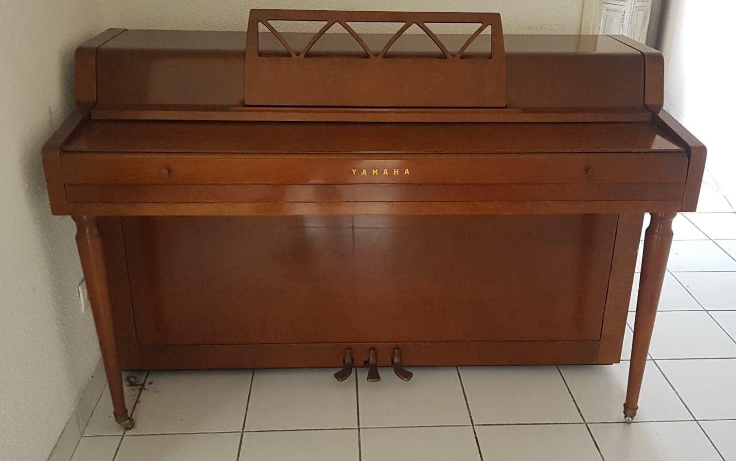 Piano Console Yamaha