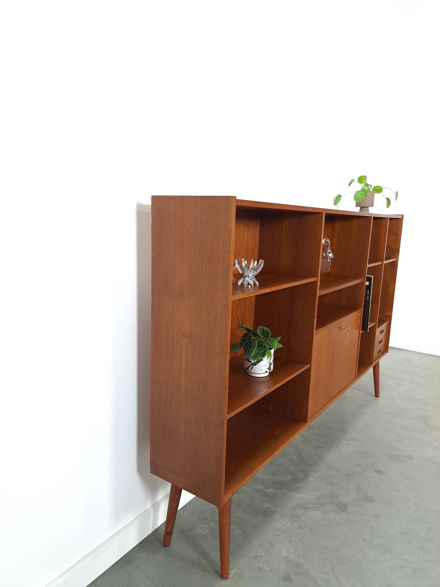 Deens teak brede LP kast met planken, lades en bar met spiegel