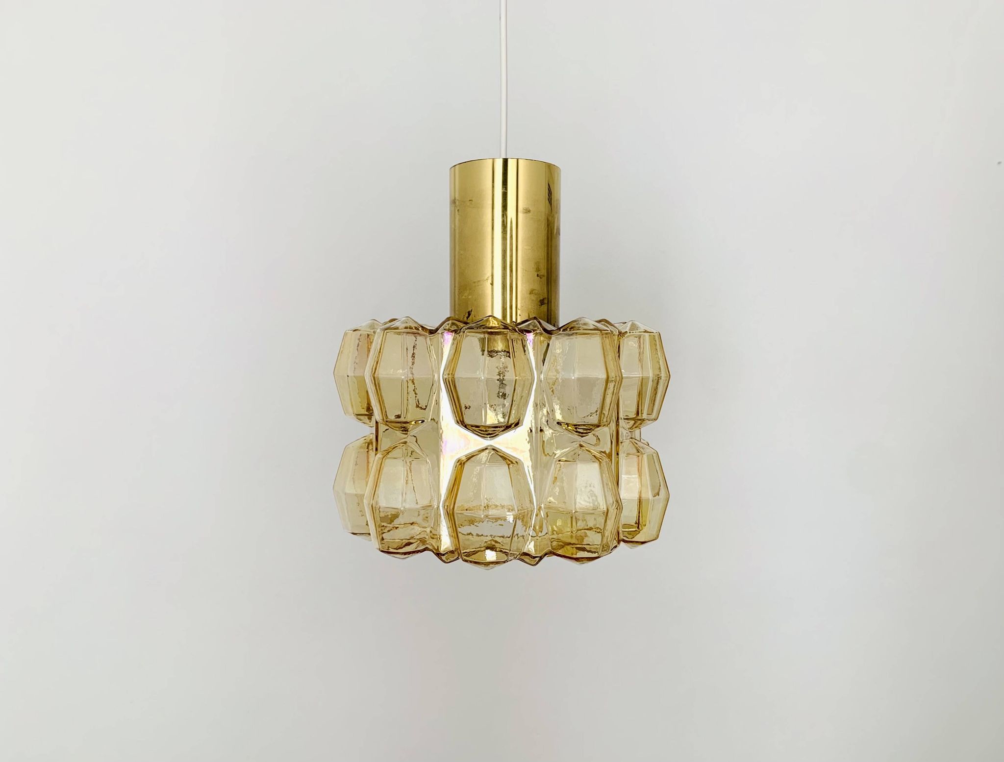 Suspension en verre bulle ambre par Helena Tynell pour Glashütte Limburg