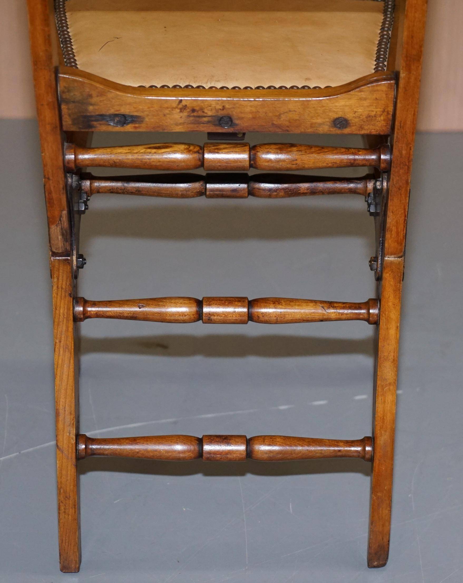 Chaise pliante militaire rare circa 1890 en fruitwood massif avec ferrure en laiton