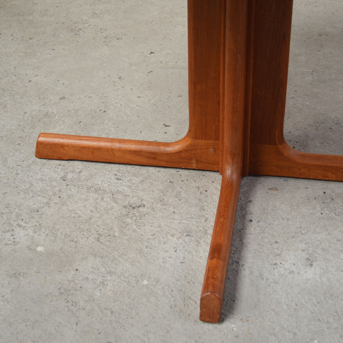 Table low Scandinavian dyrlund, 1960