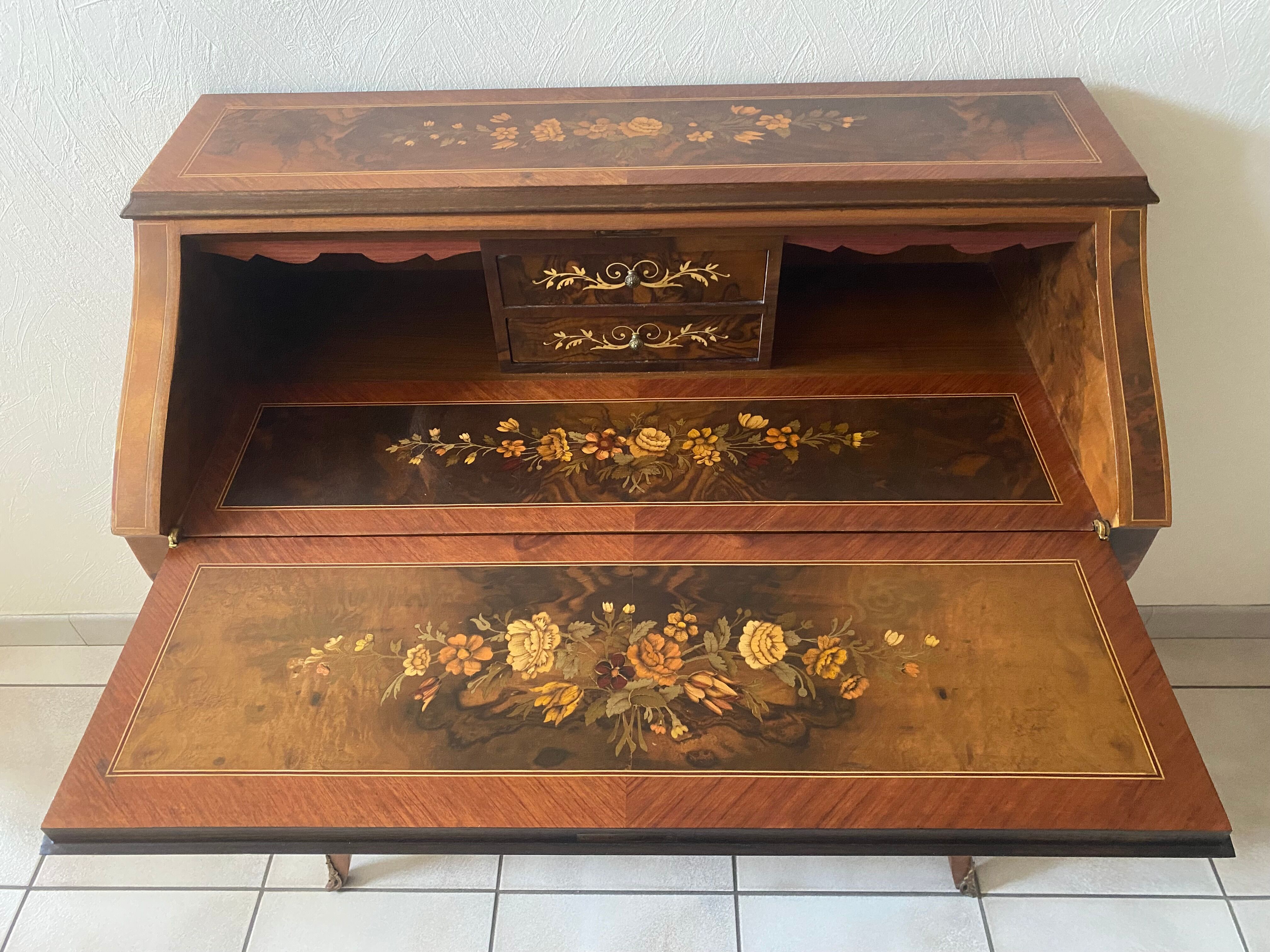 Drop-leaf desk