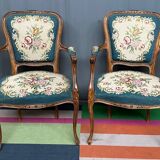 Paire de fauteuils brodés à la main. Noyer.