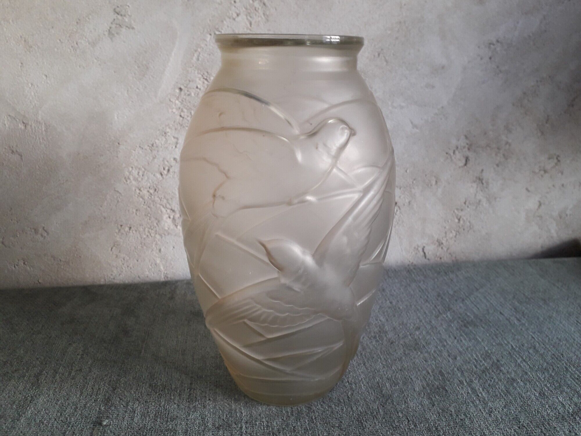 Art Deco vase in molded glass with swallow decorations