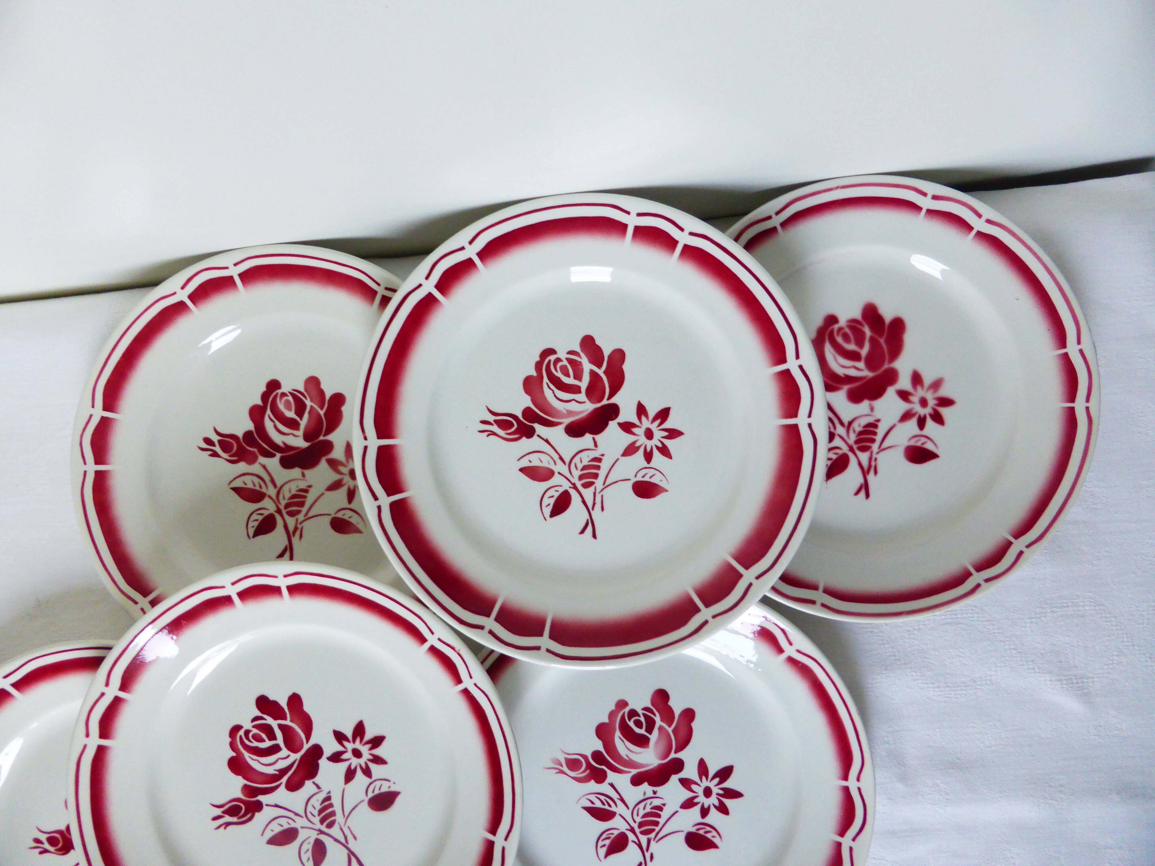 6 flat plates with red flowers in porcelain