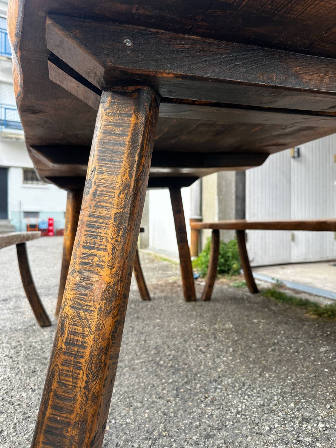 Table, bancs et tabourets Brutaliste