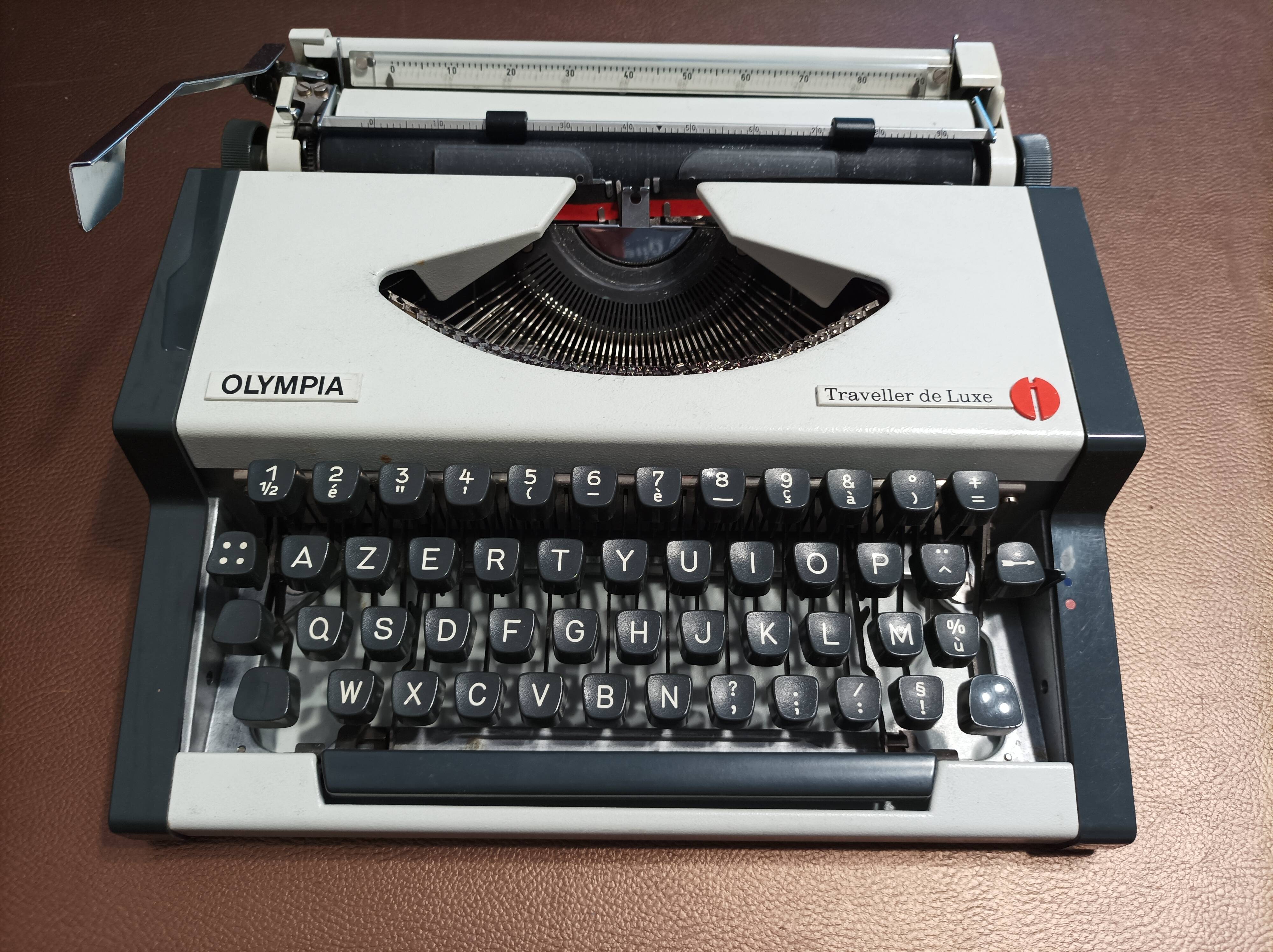 Olympia Traveler de Luxe white typewriter
