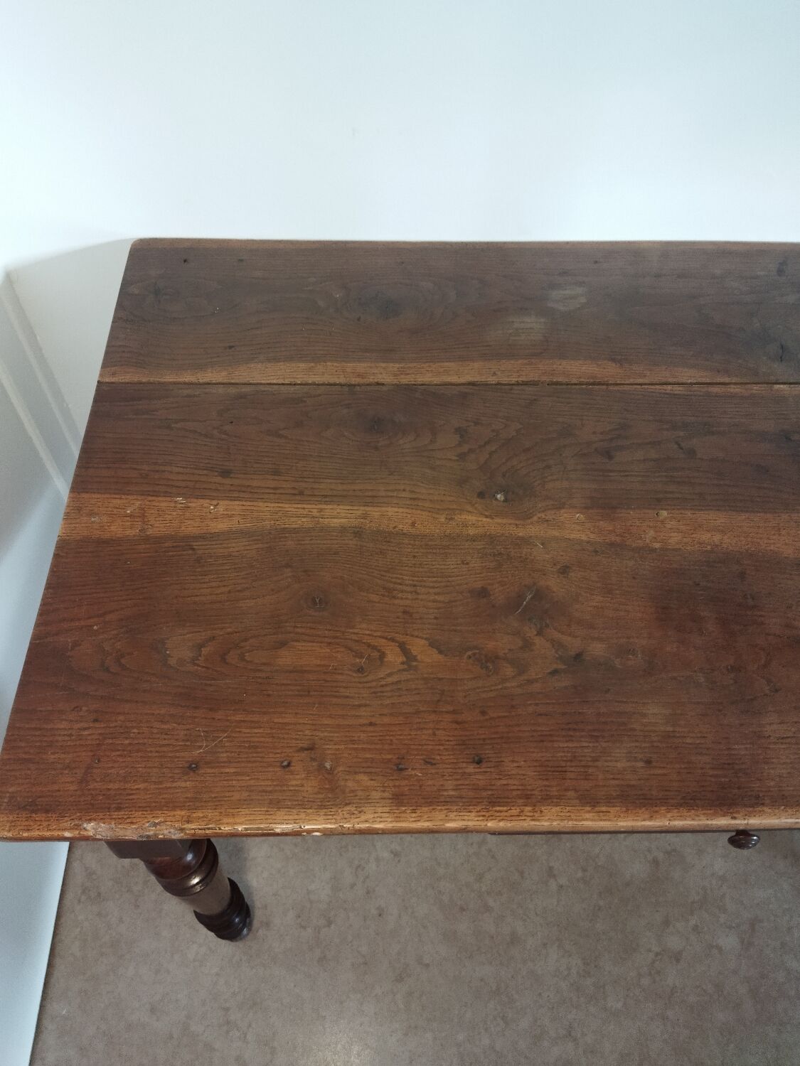 Desk with turned legs