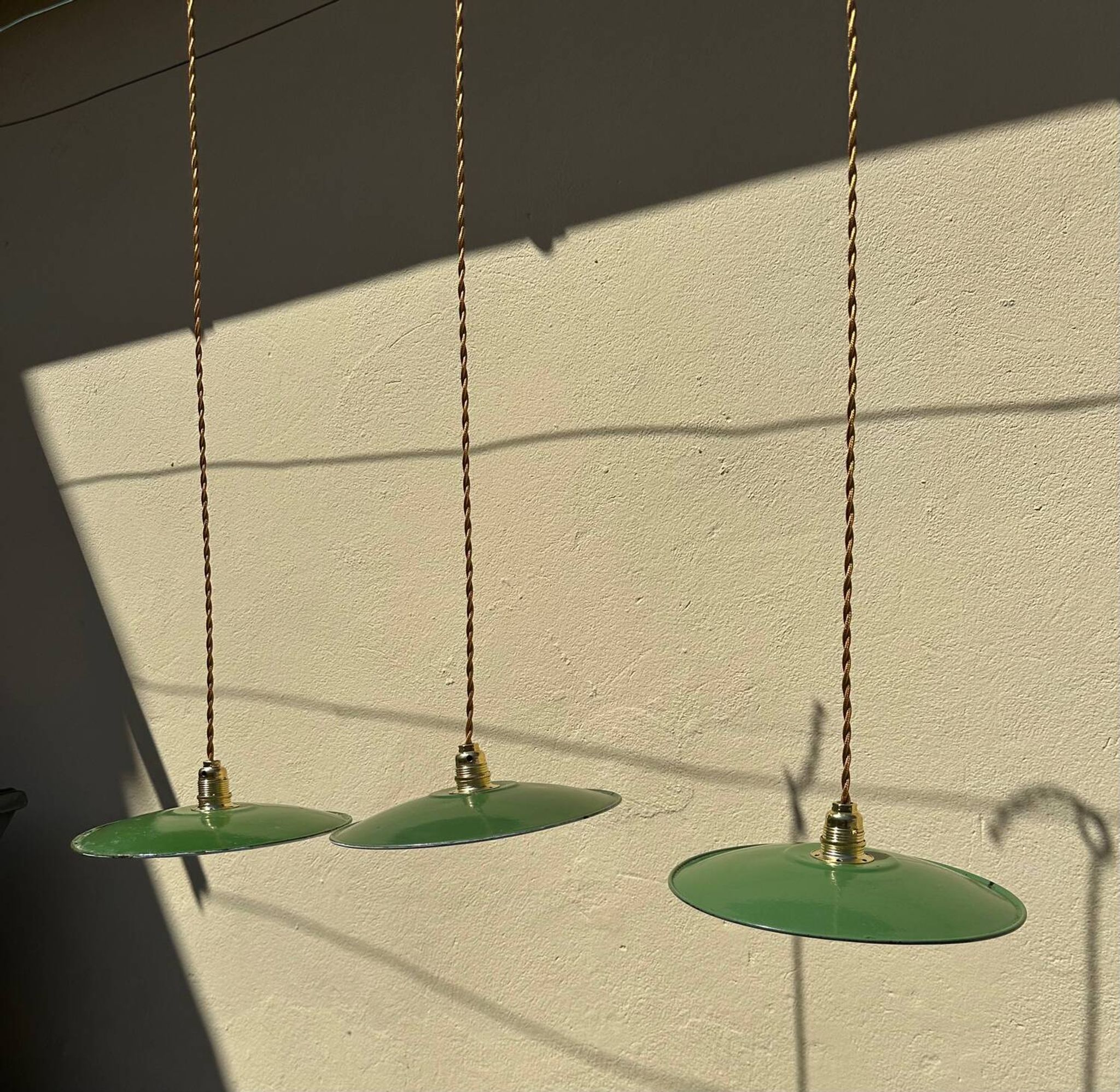 Vintage trio suspension lampshade in green and white enamelled metal.