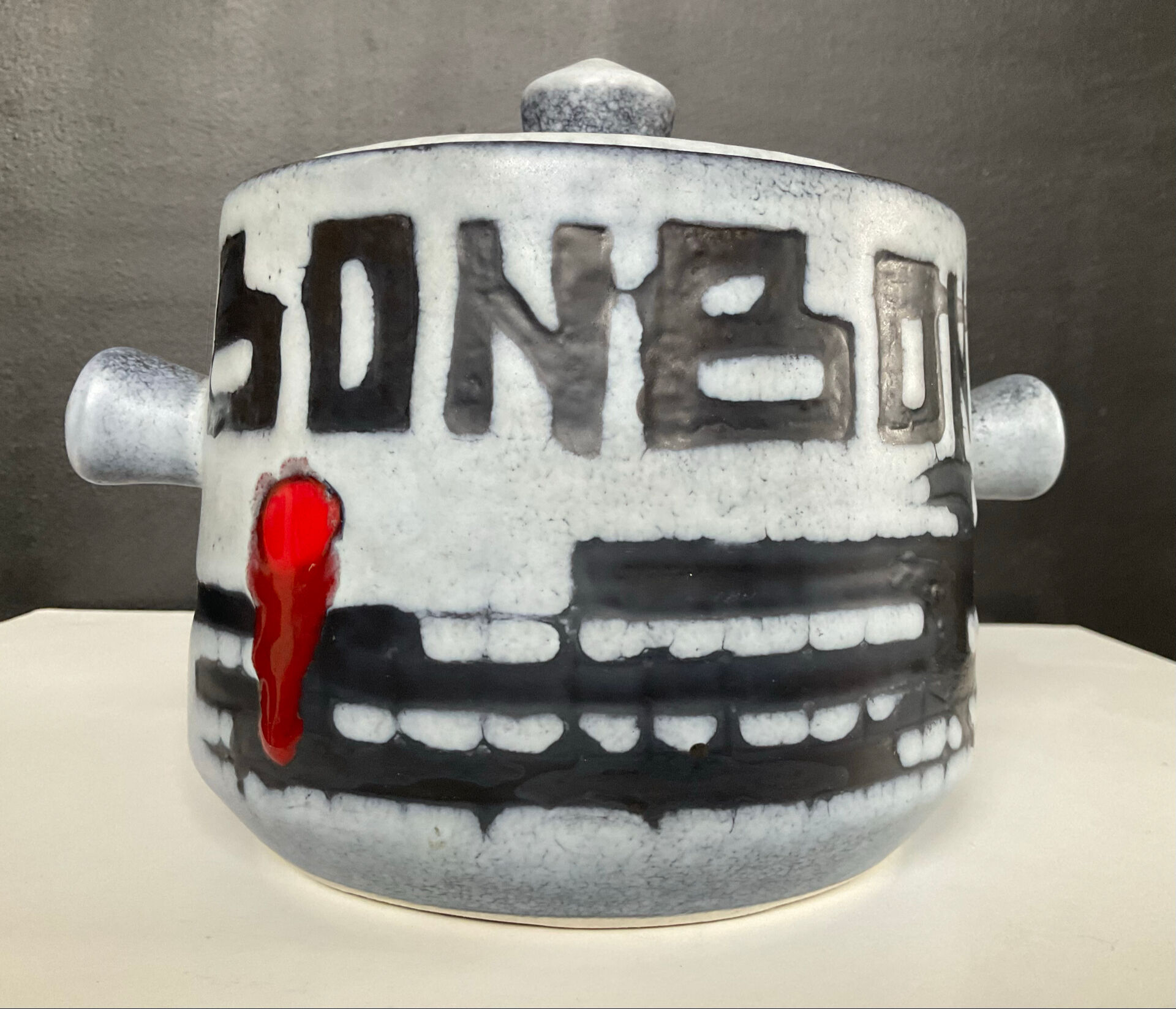 Vintage ceramic bonbonnière from Vallauris, signed.