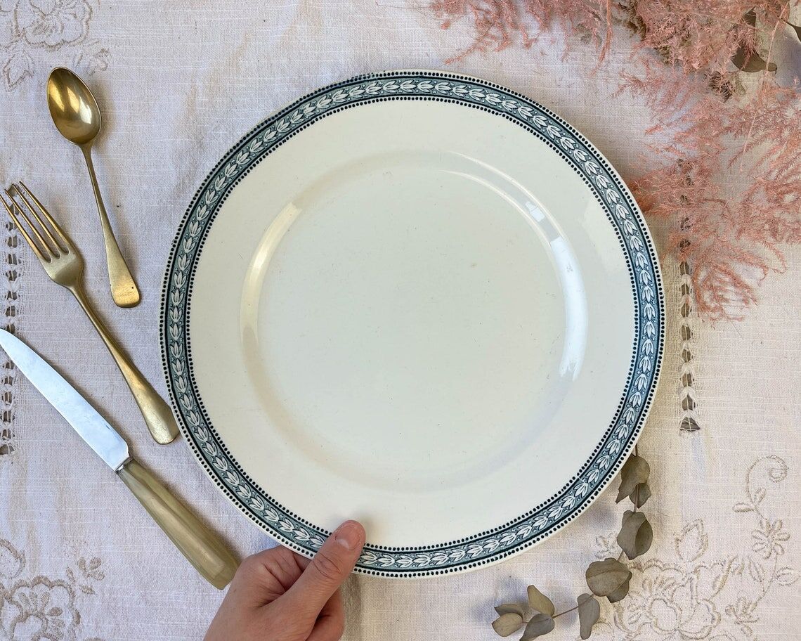 Round dish Terre de fer St Amand & Hamage laurel model made in France