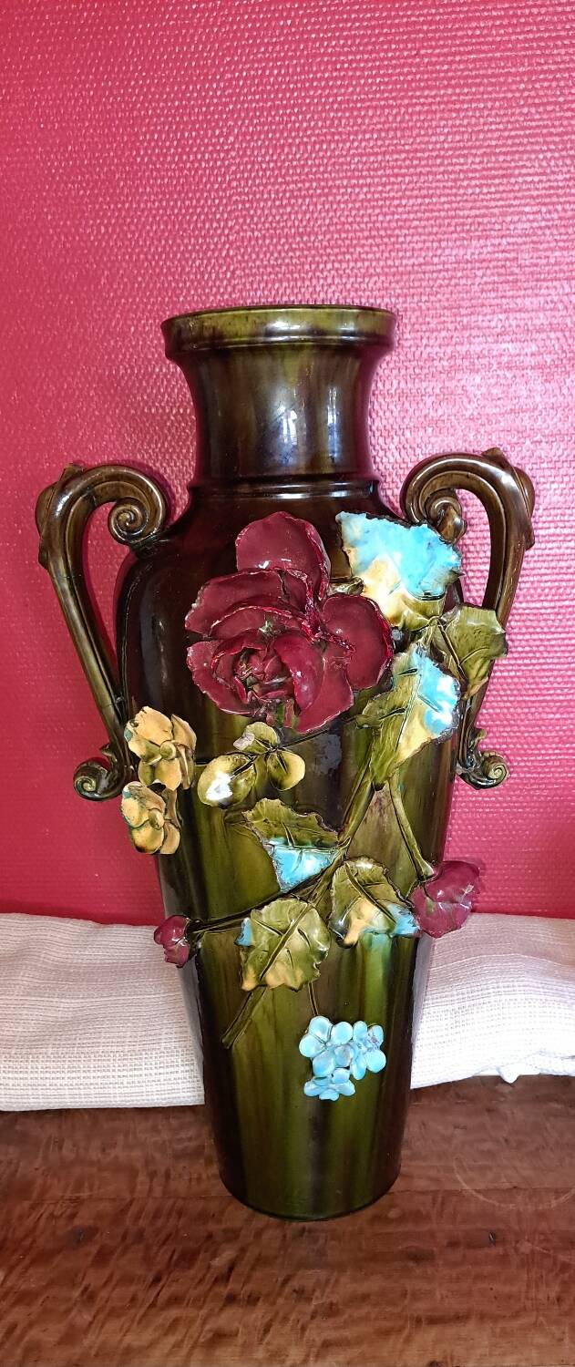 Grand Vase en Barbotine. XIX siècle.