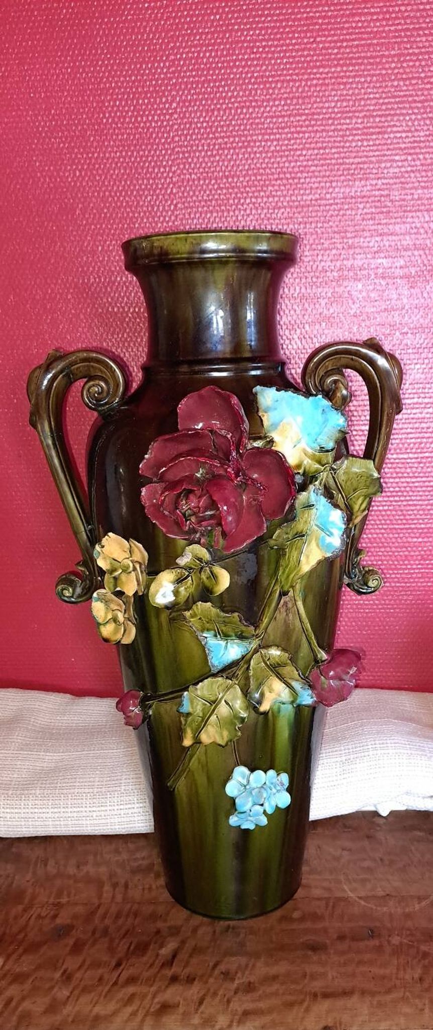 Grand Vase en Barbotine. XIX siècle.