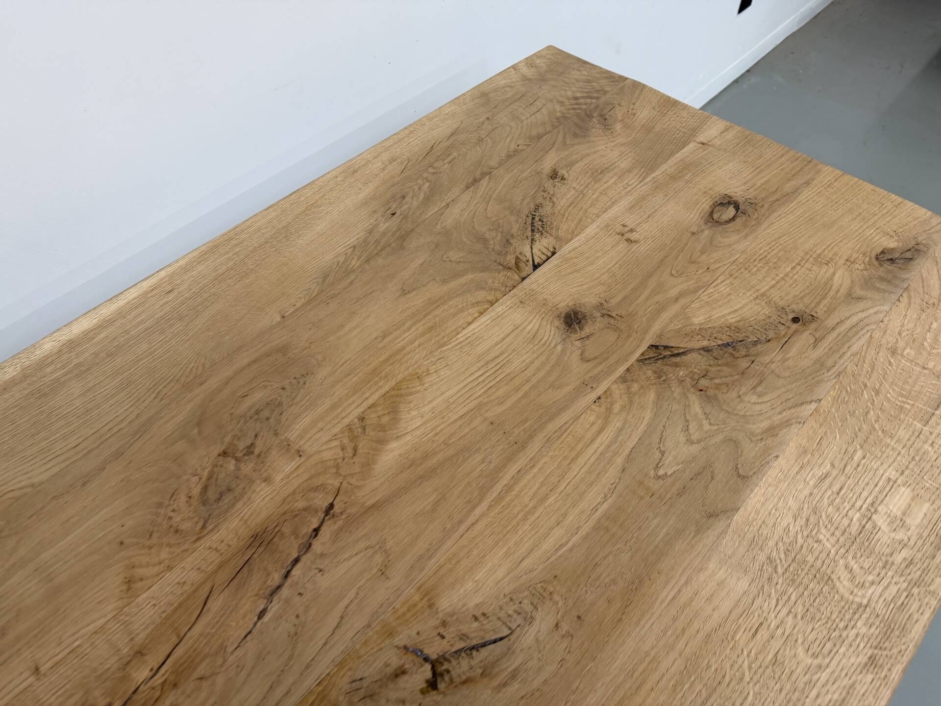 Grande table de salle à manger en chêne massif, au format XXL.