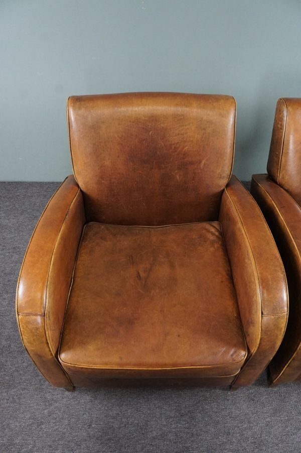 Paire de fauteuils en cuir de mouton