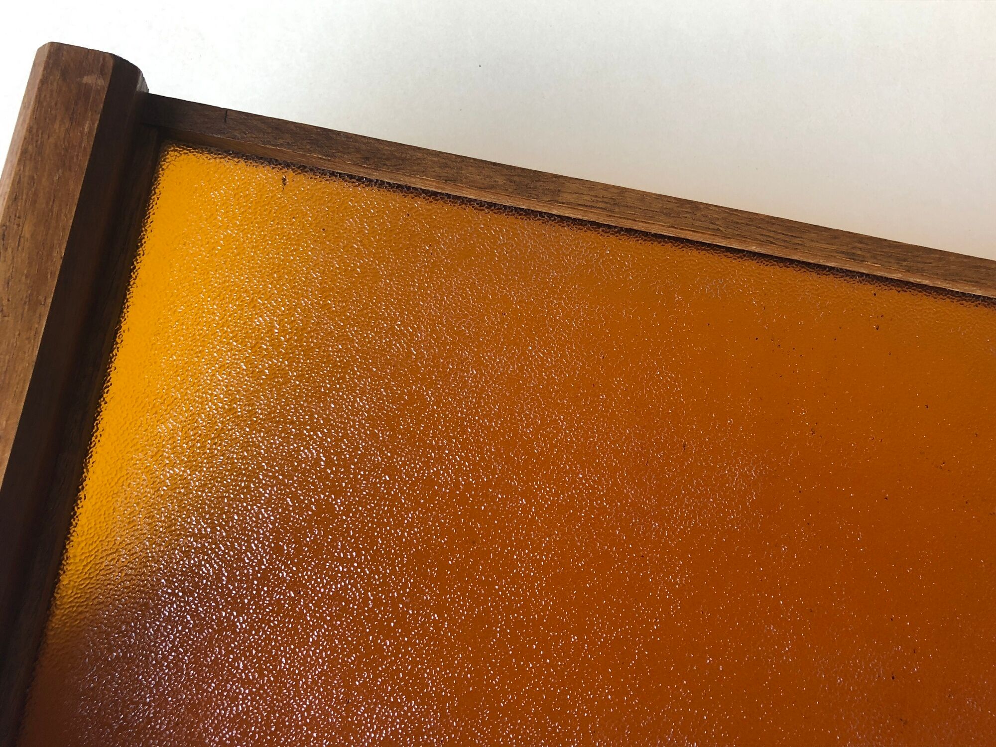 Plateau bois et verre granité couleur ambre