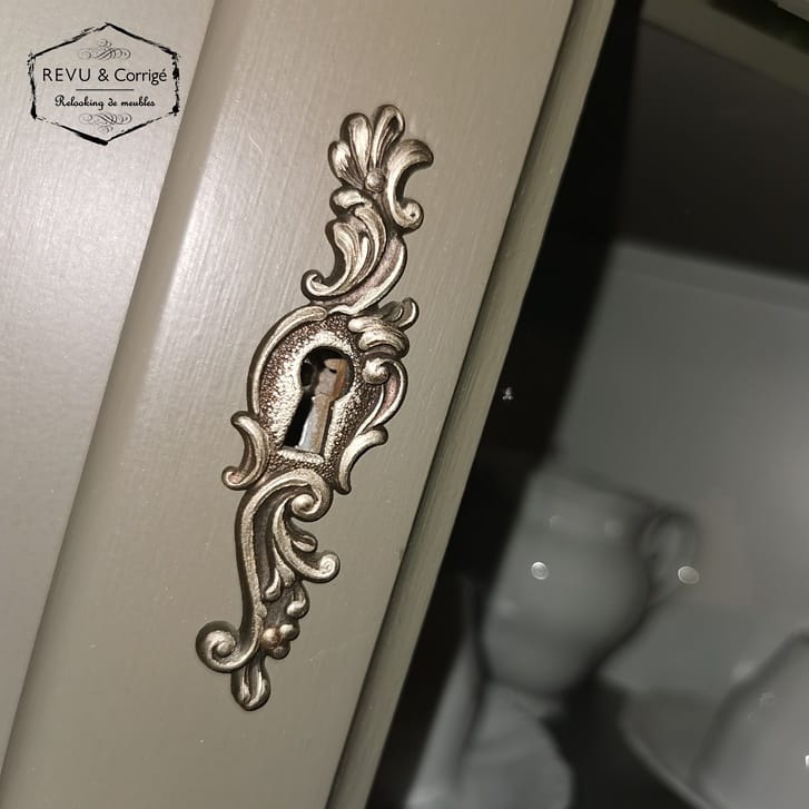 Corner cabinet