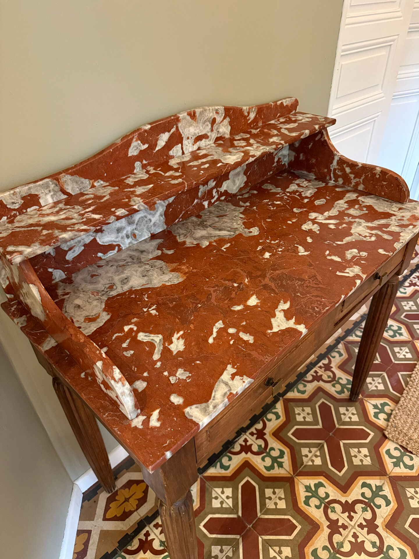 Art Deco console in walnut and marble.