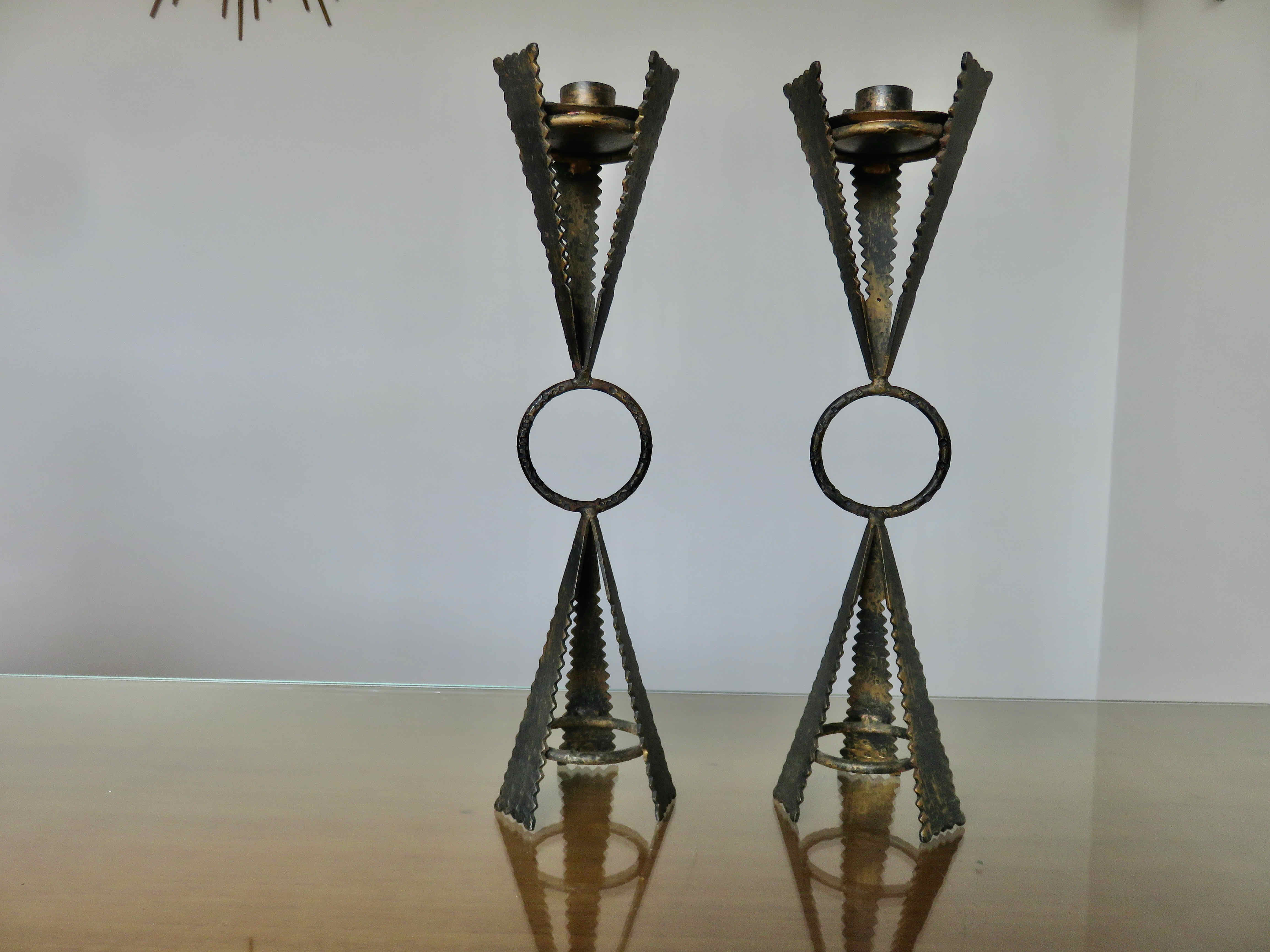 Pair of "brutalist" candlesticks in forged and hammered raw steel 70s