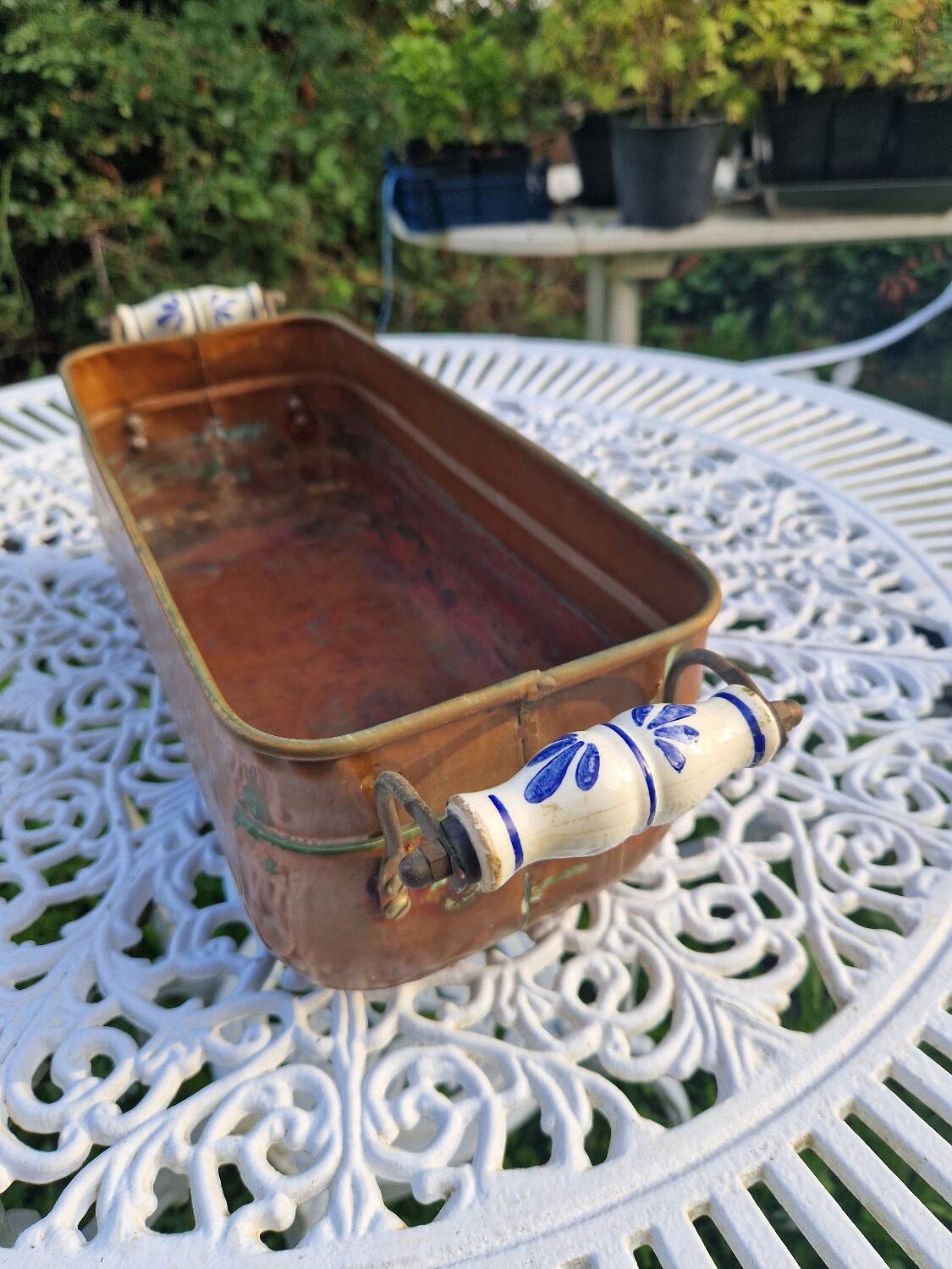 Cache-pot vintage en cuivre avec poignées en céramique et pieds griffe