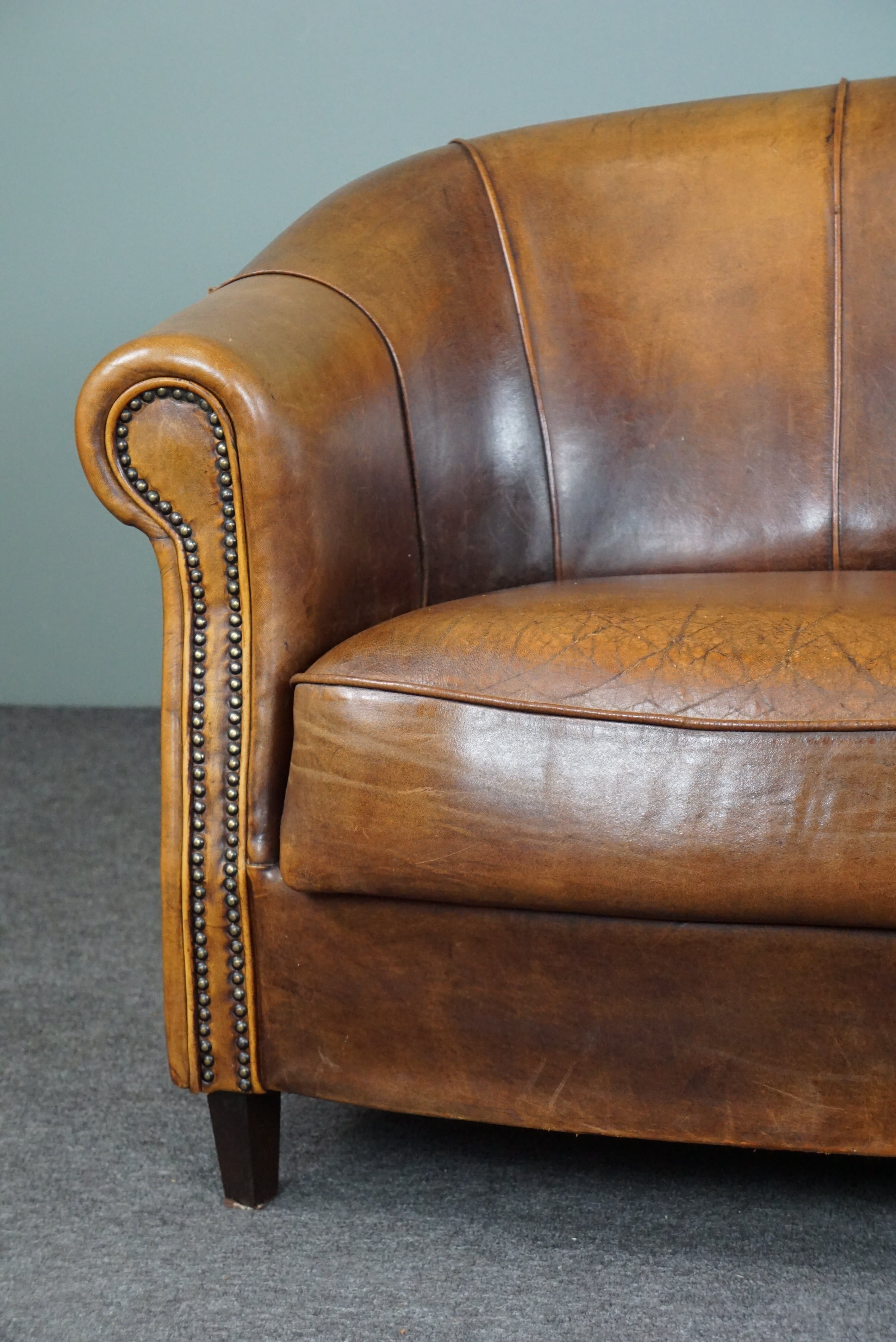 Comfortabele en stoere schapenleren 2 zits bank