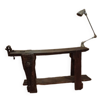 Petit établi très ancien, brutaliste équipé d'une lampe d'atelier d'époque
