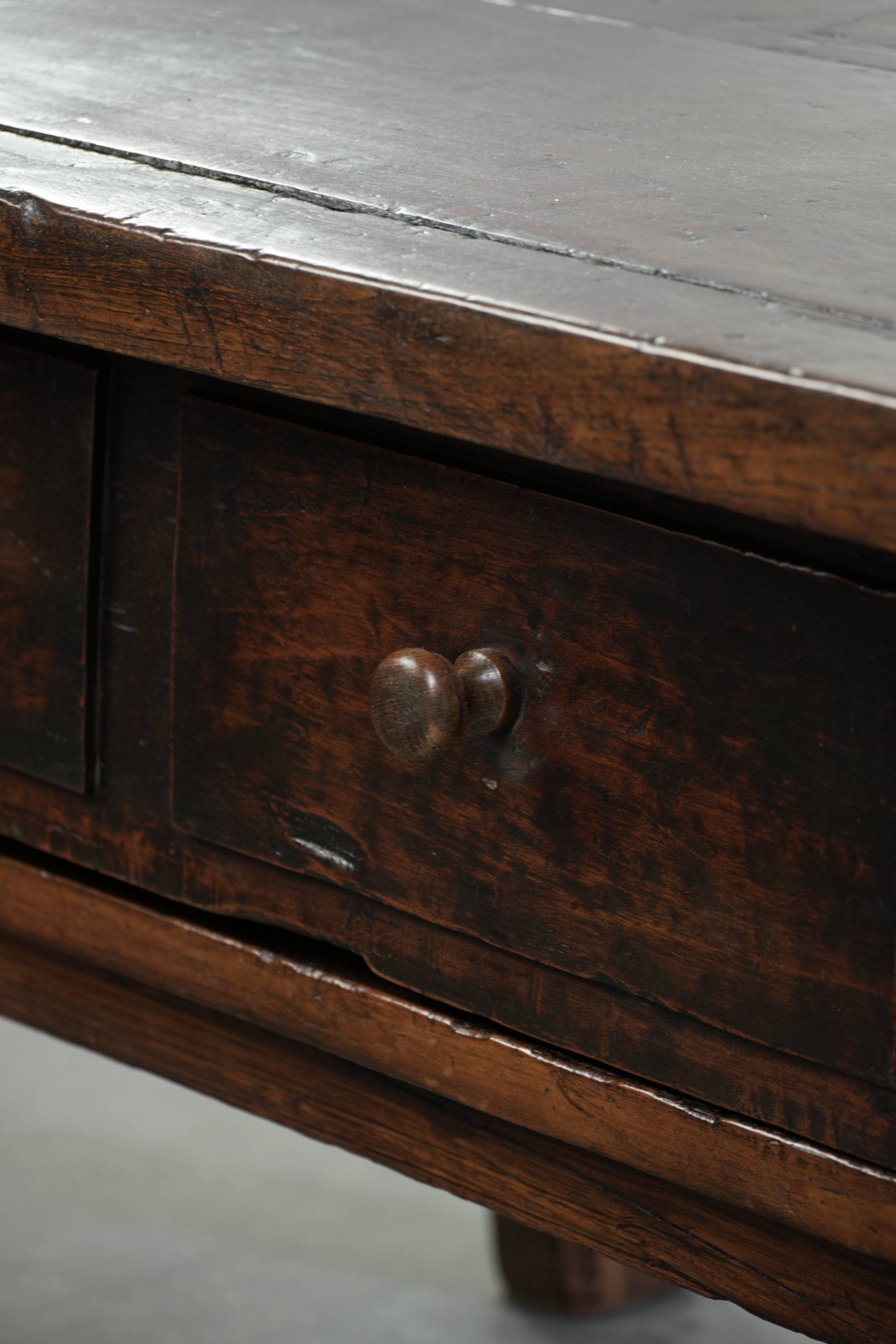 Table basse en bois de châtaignier du XVIIIe siècle d'Europe du Sud