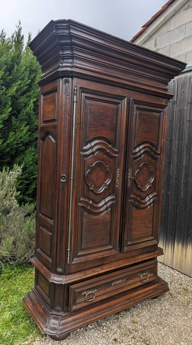Wardrobe from the Périgord castle. Louis XIV period