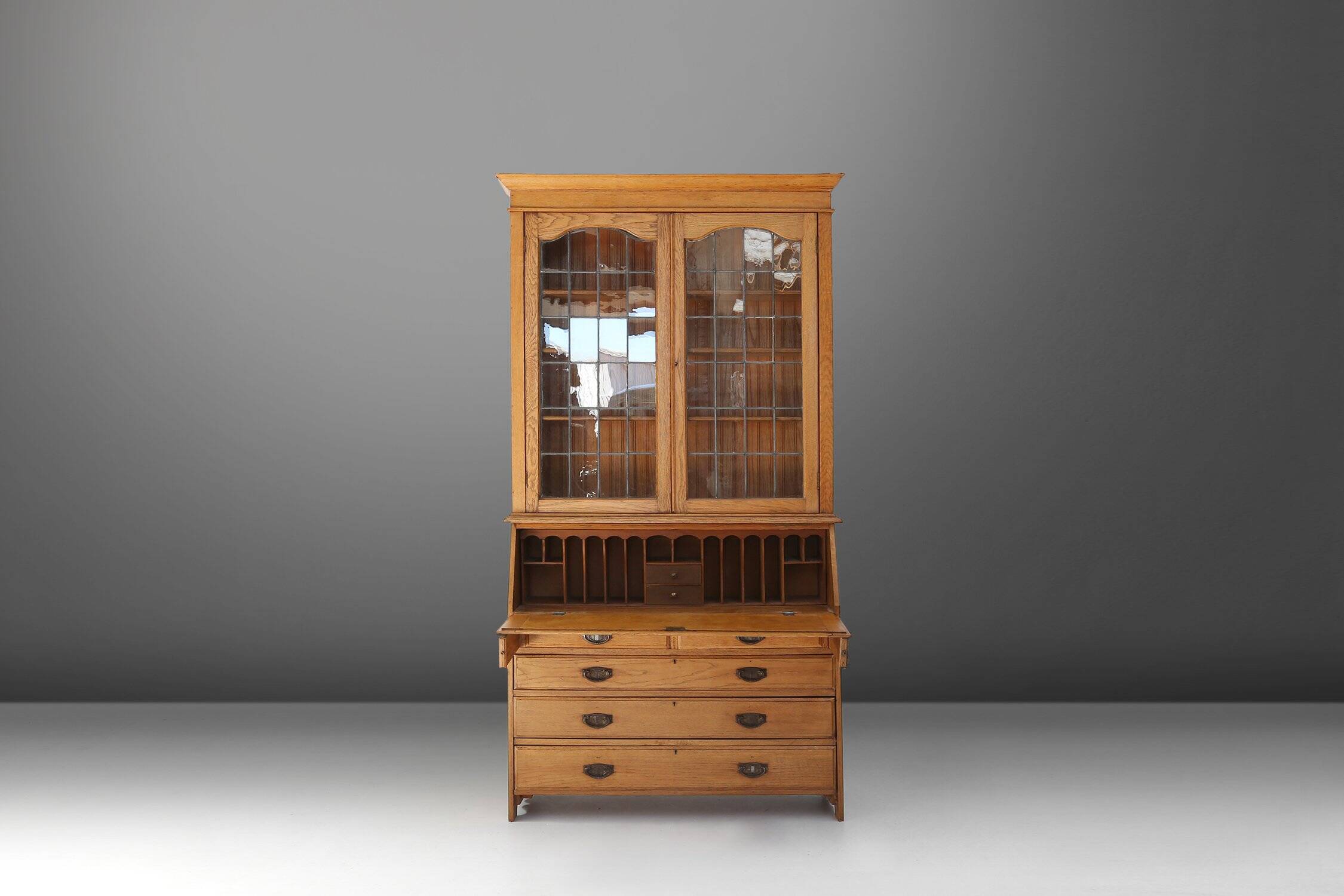 Secrétaire-bibliothèque de style Arts and Crafts anglais, vers 1910