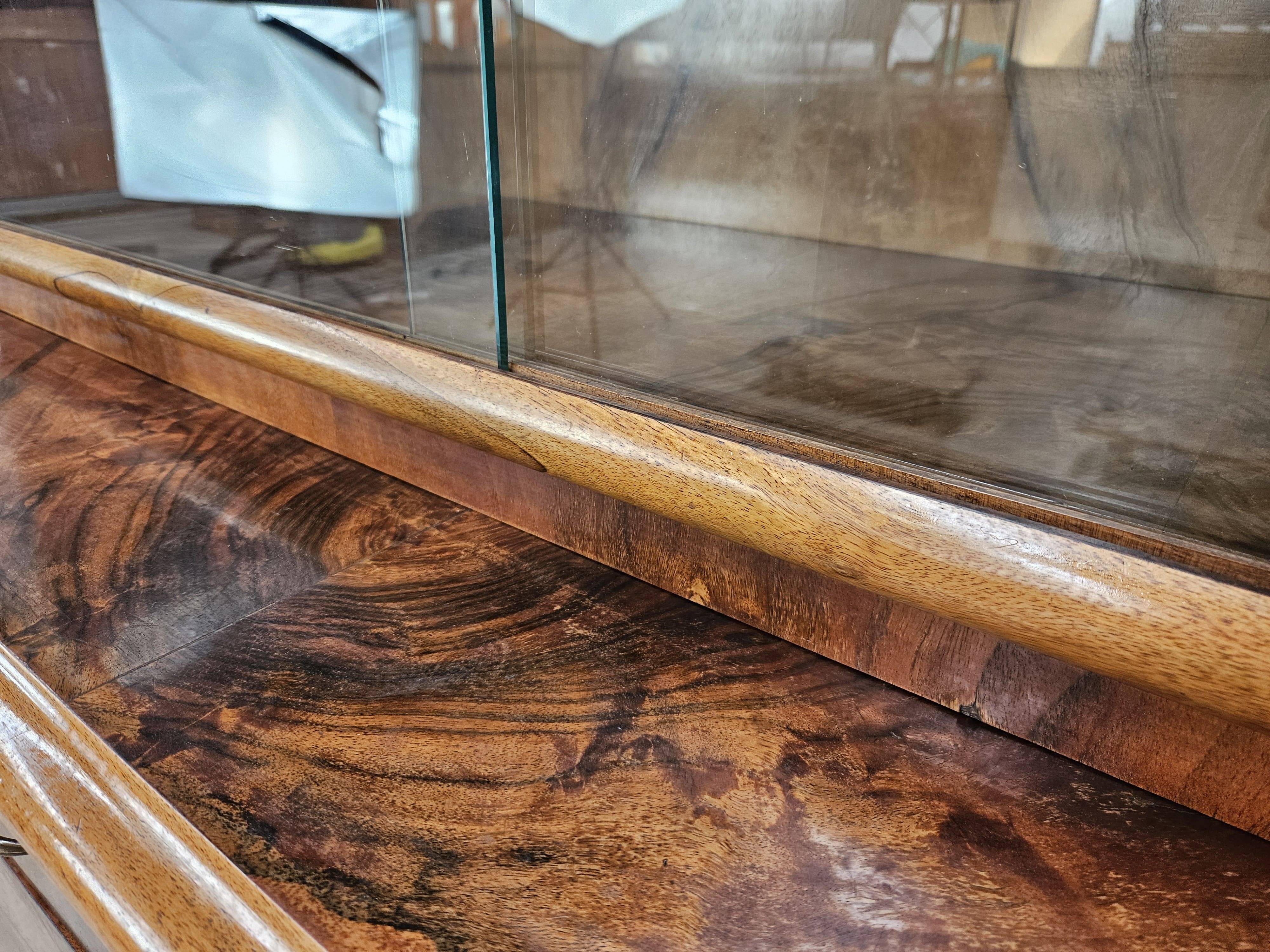 Art Decò display cabinet in walnut burl