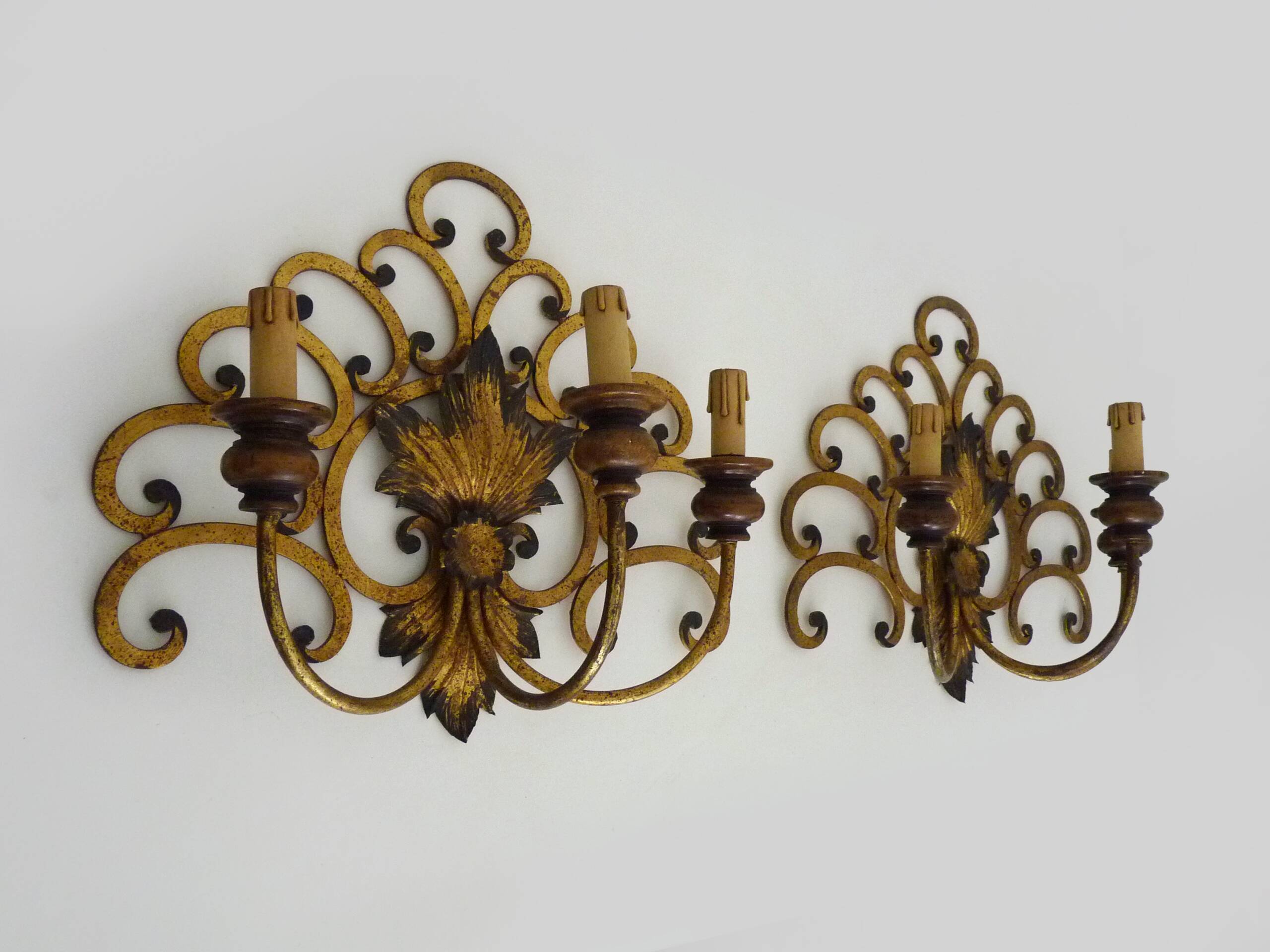 Large pair of Italian wall sconces in gilded wrought iron, 3 lights. 50