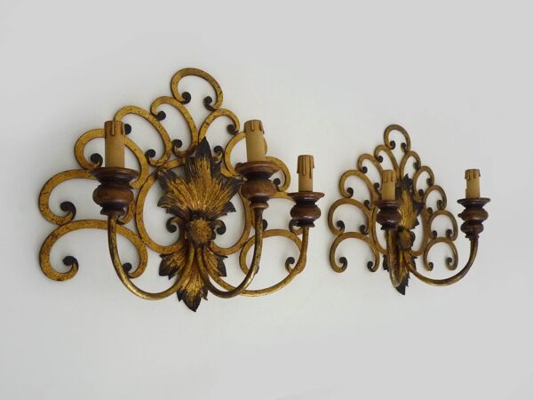 Grande paire d'appliques murales italiennes en fer forgé doré 3 feux. 50