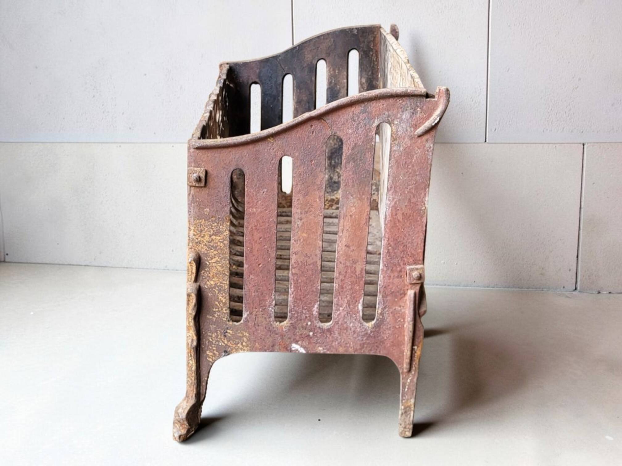 Log holder / Cast iron fire basket