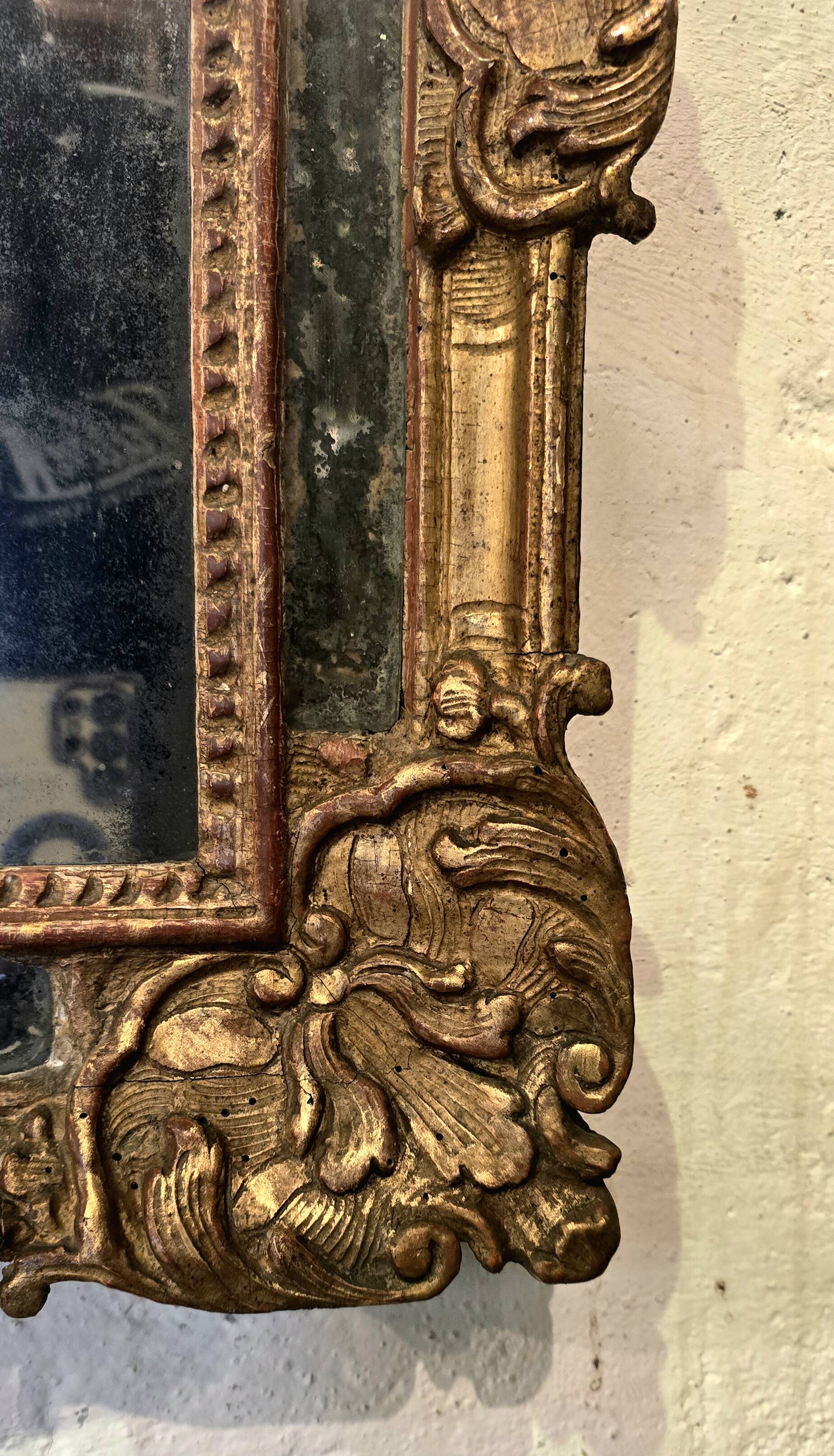 Regency period mirror with a carved and gilded wooden pediment – 18th century