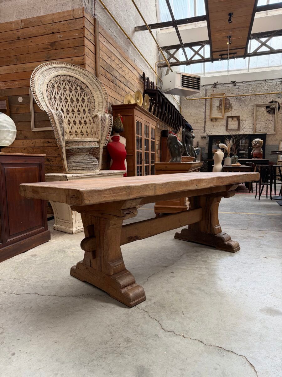 Table de type monastère en chêne