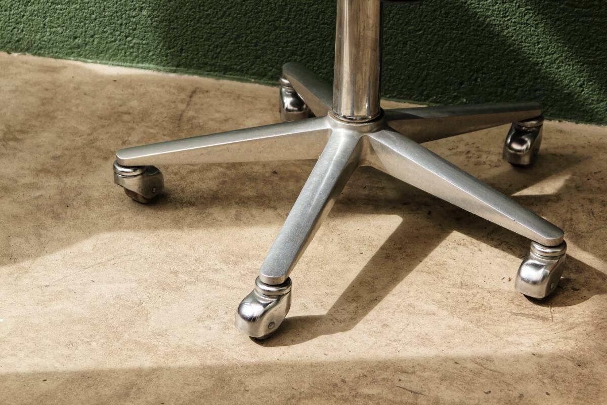 Wilkhahn swivel office chair, 1970s, chrome metal and leather