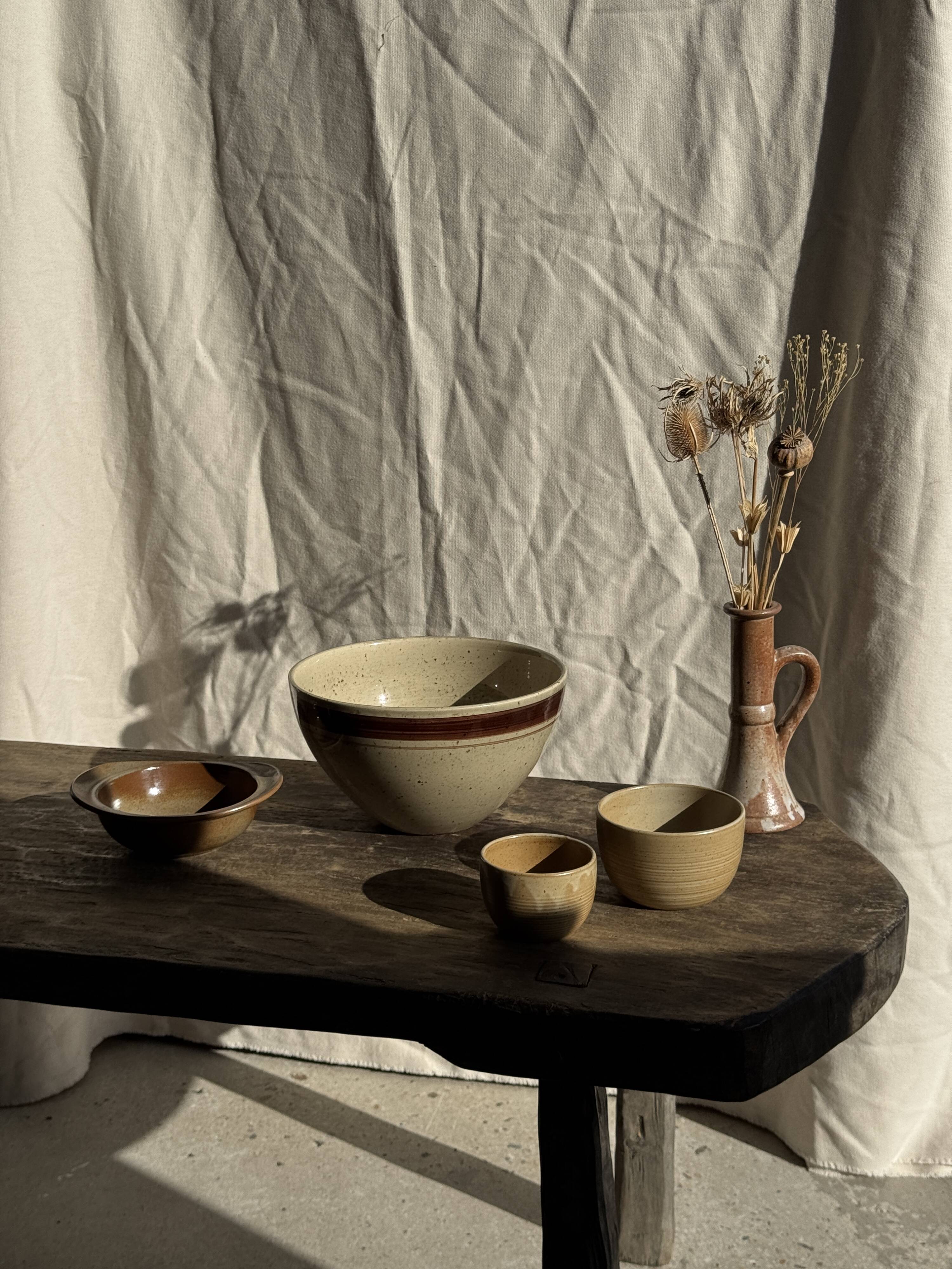 Large speckled beige salad bowl with ochre trim H14 D25