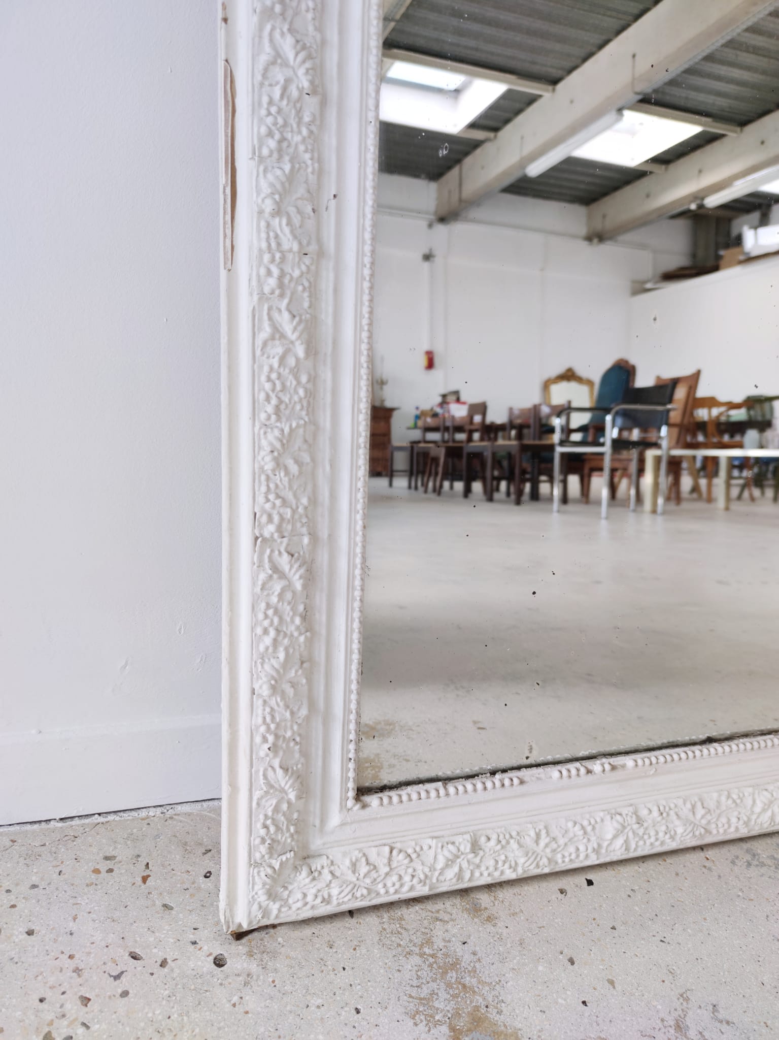 White lacquered wood mirror