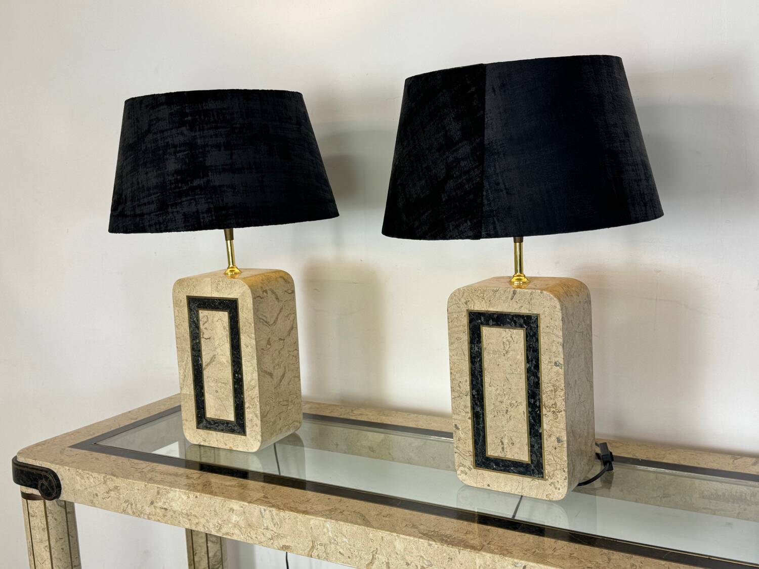 Table lamps in travertine and brass, Regency style, Maitland Smith, 1980.